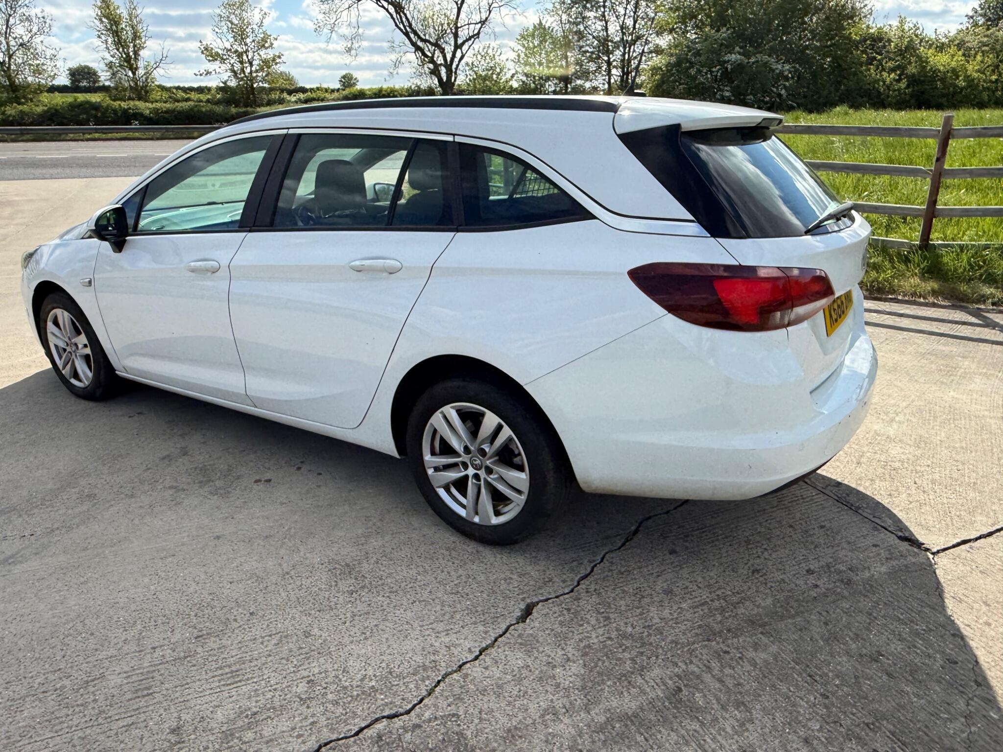 Vauxhall Astra 1.6 CDTi Tech Line Sports Tourer Euro 6 (s/s) 5dr — photo 58 of 104